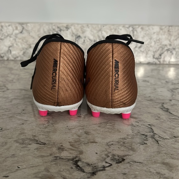 Size 6.5 Nike Soccer cleats - Picture 4 of 15